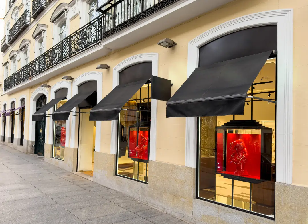 Façade vitrine de magasin en aluminium sur mesure à Châteauneuf-les-Martigues